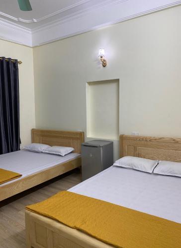 Llit o llits en una habitació de Khách sạn Trường Giang