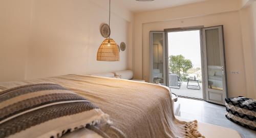 Un ou plusieurs lits dans un hébergement de l'établissement Maeva Suites Santorini