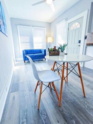 a living room with a table and a chair at Elegant 1Bed Montrose-CinqueTerre@TheItalianPlaza in Houston