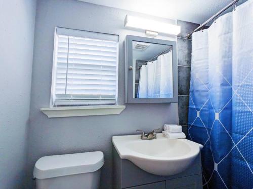 een badkamer met een wastafel, een toilet en een spiegel bij Elegant 1Bed Montrose-CinqueTerre@TheItalianPlaza in Houston