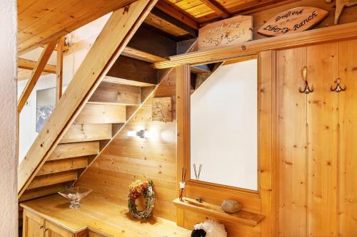 een houten trap in een tiny house bij Liberty Ranch Marlstein in Oetz