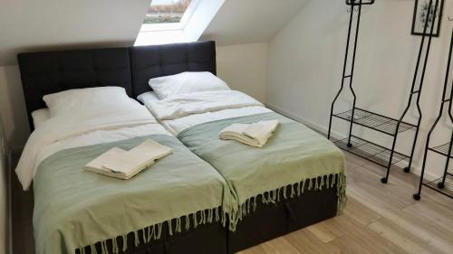 a bedroom with a bed with two towels on it at Der Schwan, Innenstadt, 2022 renoviert in Düren - Eifel