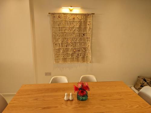 una mesa de madera con un jarrón encima en Seaview serenity apartment, en Flic en Flac