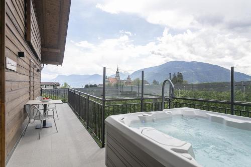 bañera en la parte superior de un balcón en Schattmair Hof en Tirolo