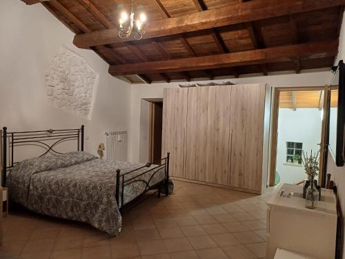 1 dormitorio con 1 cama y armario de madera en Il Vicolo House, en Santa Rufina
