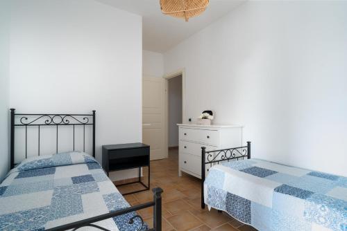 een slaapkamer met 2 bedden en een dressoir bij Casa Parte e Sole in Posada