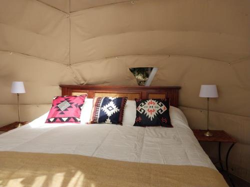 a bedroom with a bed in a tent at Nativa Glamping in Villarrica