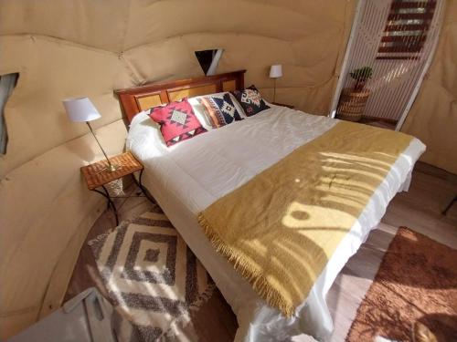 a bedroom with a bed in a tent at Nativa Glamping in Villarrica
