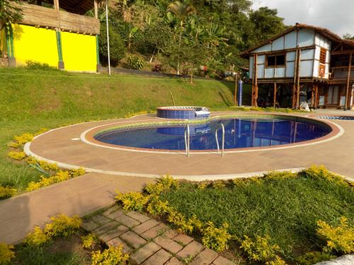 a swimming pool in the middle of a yard at Finca La Esperanza Pereira in Pereira