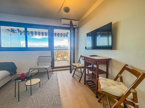 Foto dalla galleria di Le Baccarat - Wifi, AC, vue mer, 4 pers a Nizza