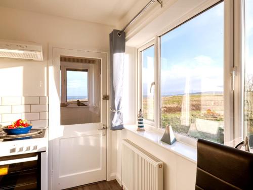 cocina con ventana y vistas al océano en 1 bed in Filey 77709, en Hunmanby