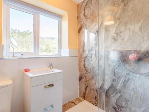 een badkamer met een douche en een wastafel bij 2 bed property in Kirriemuir 77494 in Kirriemuir