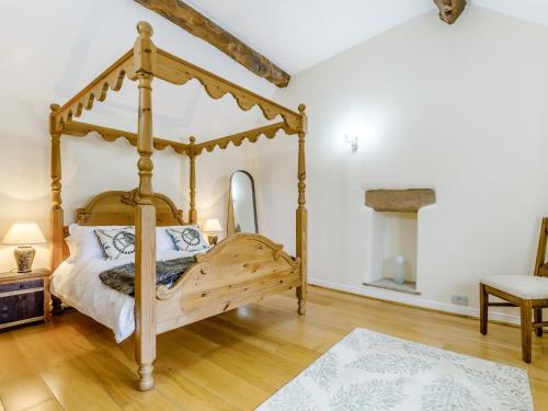 1 dormitorio con cama de madera con dosel en una habitación en 3 Bed in Wetton 79554 en Wetton