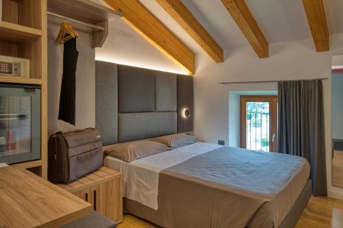 Un dormitorio con una cama grande y una ventana en Aparthotel Al Frantoio, en Arco