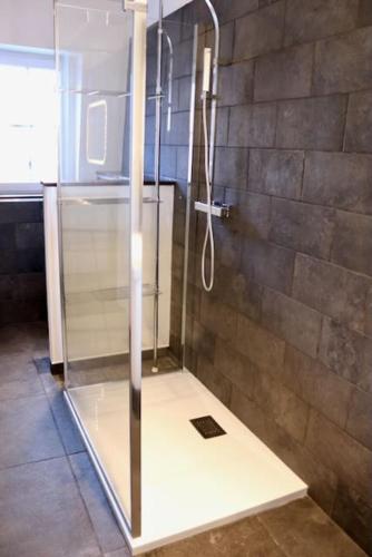 une douche avec une porte vitrée dans une salle de bain dans l'établissement Margarita Apt Climatisé T2 4 pers Centre parking, à Le Touquet-Paris-Plage