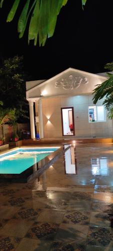 Πισίνα στο ή κοντά στο MIRRA ALFASSA VILLA