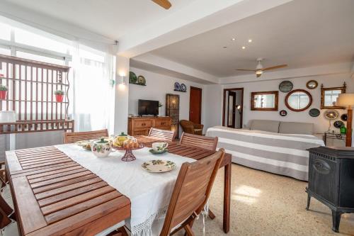 een eetkamer met een tafel en een slaapkamer bij SUPER APARTAMENTO A UN PASO DEL MAR in Oliva