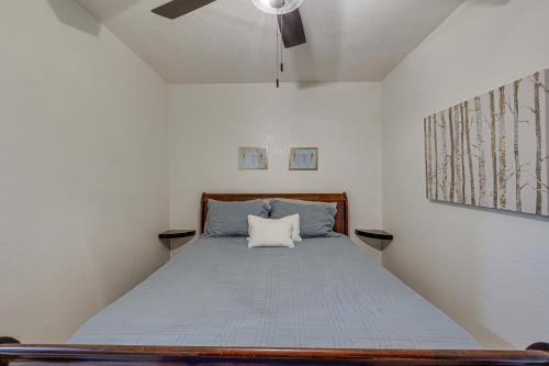 Säng eller sängar i ett rum på Lake Ozark Getaway with Seasonal Pool and Private Deck