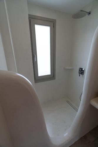 Salle de bains dans l'établissement Maeva Suites Santorini