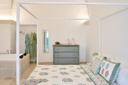a bedroom with a blue dresser and a blue drawer at Silentio Suite N2-Ostuni-Jacuzzi in Ostuni