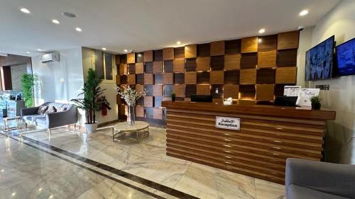 Un vestíbulo con mostrador de recepción en un edificio. en خيالى2, en Khamis Mushayt
