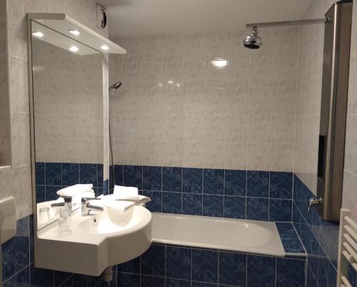 La salle de bains est pourvue d'un lavabo et d'une baignoire. dans l'établissement Hotel Rêve de la Vallée, à Blesle
