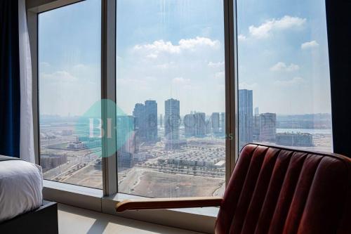 Cette chambre offre une vue sur la ville depuis sa fenêtre. dans l'établissement Stunning Studio In Gate Tower, à Abu Dhabi