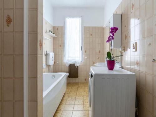 ein Badezimmer mit einer Badewanne, einem WC und einem Waschbecken in der Unterkunft DREAM HOUSE Casa Vacanze in Arma di Taggia