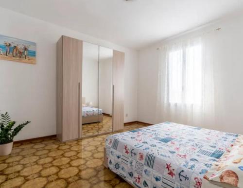 ein Schlafzimmer mit einem Bett und einem großen Spiegel in der Unterkunft DREAM HOUSE Casa Vacanze in Arma di Taggia