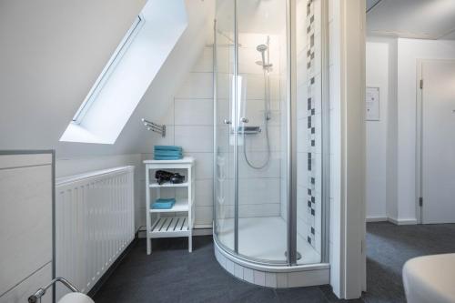 a bathroom with a shower with a glass door at Appartment Malerviertel in Braunschweig