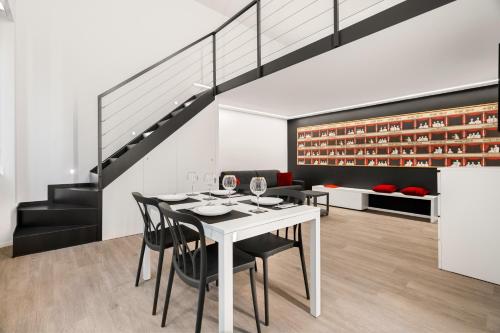 Modern Quiet Super Central Luxury Apartment photo 14