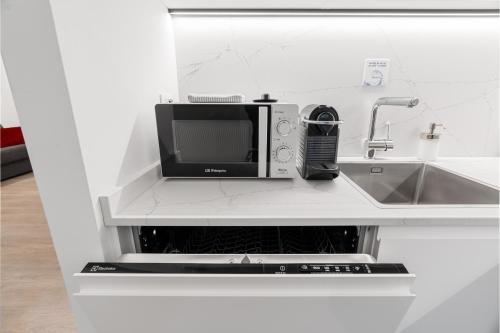 Modern Quiet Super Central Luxury Apartment photo 12
