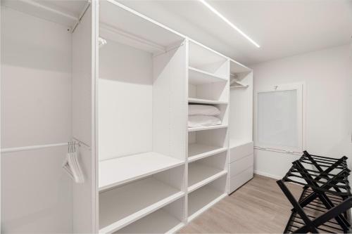 Modern Quiet Super Central Luxury Apartment photo 19