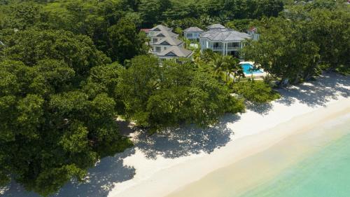 una vista aerea di una casa sulla spiaggia di Chateau Elysium a Beau Vallon