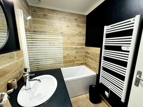 Photo de la galerie de l'établissement Maison rénovée et chaleureuse proche du mémorial, à Caen