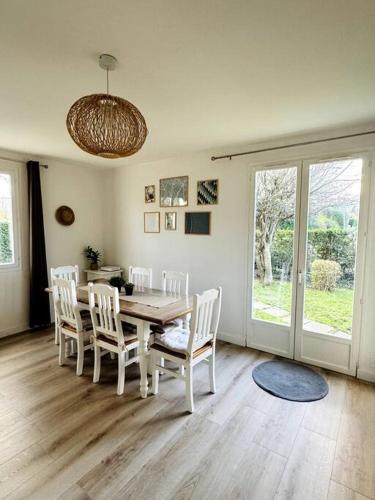 Photo de la galerie de l'établissement Maison rénovée et chaleureuse proche du mémorial, à Caen