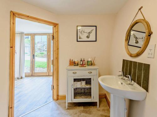 La salle de bains est pourvue d'un lavabo et d'un miroir. dans l'établissement 6 Bed in Great Torrington 81519, à Great Torrington