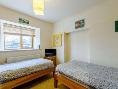 una camera con due letti e una finestra di 3 Bed in Braunton 86704 a Braunton