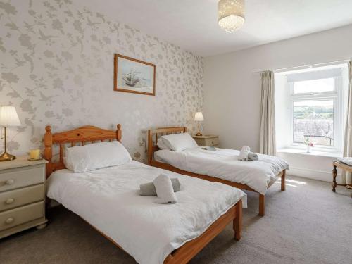 een slaapkamer met 2 bedden en een raam bij 3 Bed in Pembroke 83322 in Pembroke