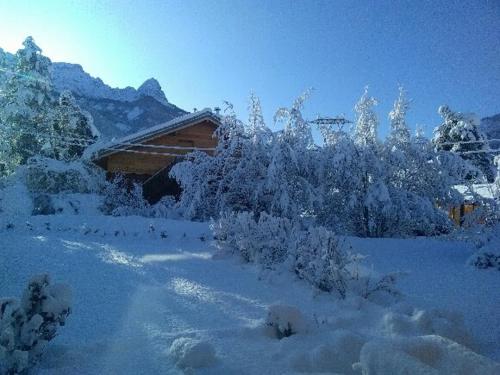 Zdjęcie z galerii obiektu appartement cosy style montagne avec jardin w mieście La Maure