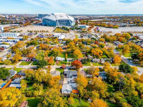 vista aerea su un parco con un edificio di Pickleball Court - Walk to AT&T Stadium, Globe Life, Six Flags, Texas Live! & more ad Arlington
