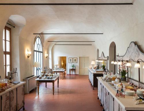 uma grande sala cheia de mesas com comida em QC Termegarda Spa & Golf Resort em Calvagese della Riviera