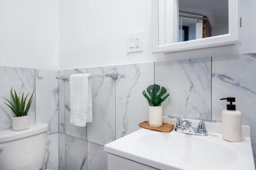 紐約的住宿－153-1G Newly Renovated 2BR Lower East Side，白色的浴室设有水槽和卫生间。