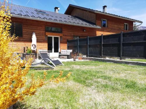 Zdjęcie z galerii obiektu appartement cosy style montagne avec jardin w mieście La Maure