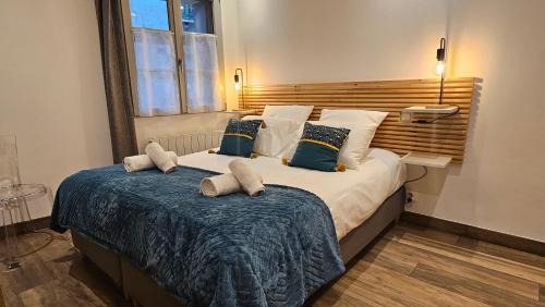 une chambre avec un grand lit avec une couverture bleue dans l'établissement Duplex élégant Tours quais de Loire, à Tours