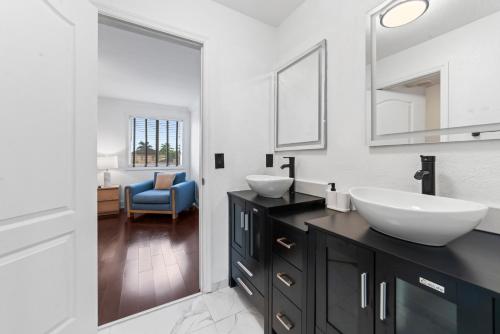 ein Badezimmer mit 2 Waschbecken und einem Spiegel in der Unterkunft Miami Puzzle Lake Escape, Games, Pool, BBQ, Views L58 in Miami