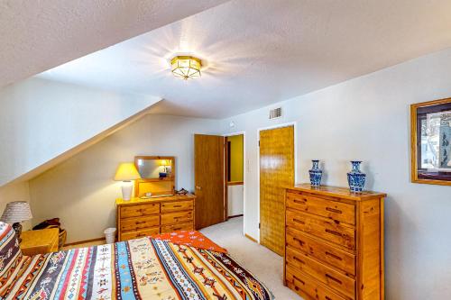 una camera con letto, cassettiera e specchio di Aspen Ridge a South Lake Tahoe