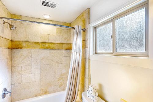 baño con ducha y ventana en Aspen Ridge en South Lake Tahoe