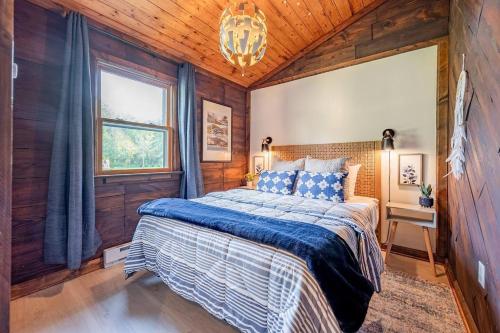 Llit o llits en una habitació de Riverfront Cabin wFirepit Pool Table Porch WiFi