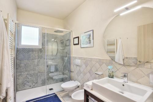 uma casa de banho com um chuveiro, um lavatório e um WC. em Villetta San Martino em Portoferraio